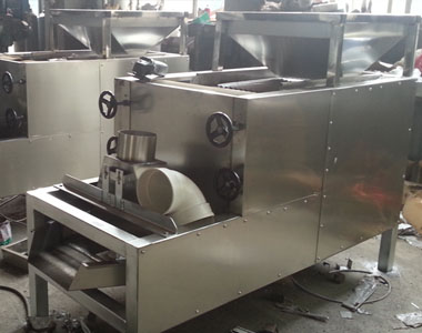 Peanut splitting machine