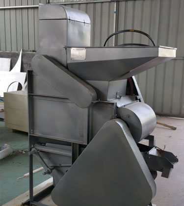 Groundnut shelling machine