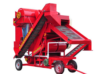 The self-propelled peanut picker machine has greatly reduced the labor intensity