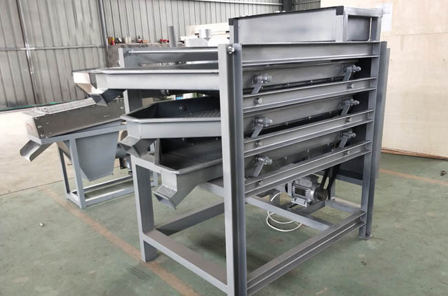 Peanut sieving machine