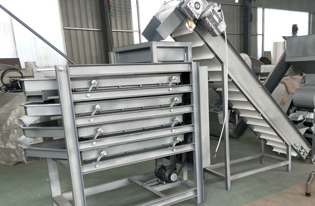 Peanut sieving machine
