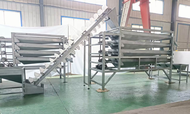 Peanut sieving machine